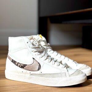 Wmns Blazer Mid '77 SE 'Snakeskin' size 8